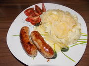 Kartoffelbrei mit Bratwurst und gedünsteten Zwiebeln - Rezept - Bild Nr. 3579
