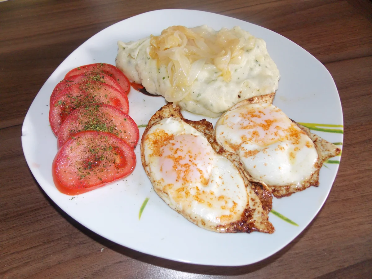 Kartoffelbrei mit Bratwurst und gedünsteten Zwiebeln - Rezept - Bild Nr. 3580