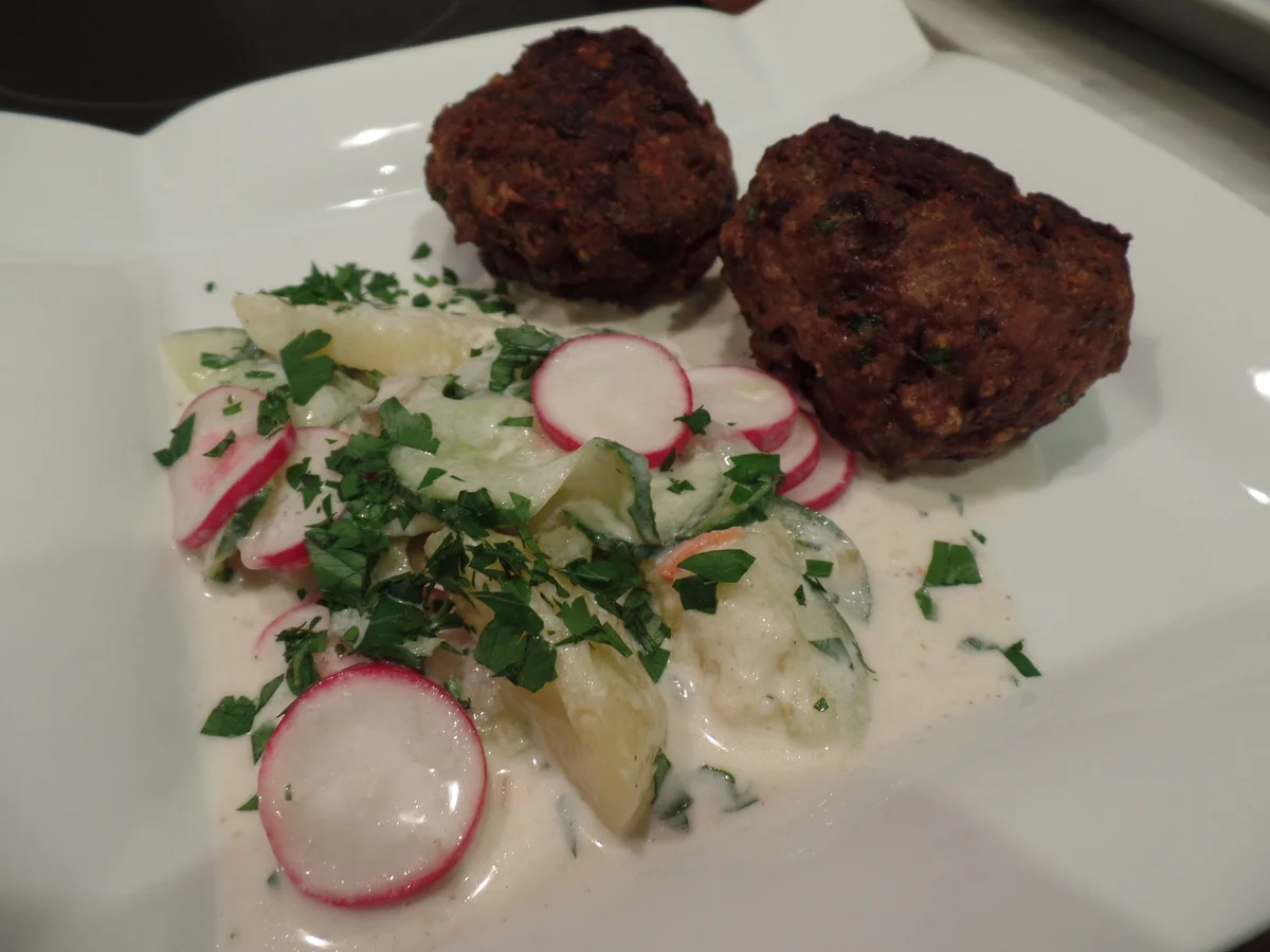 Rezept: Frikadellen mit lauwarmen -Kartoffel-Gurken -Radieschen-Ragout Bild Nr. 3579 Frikadellen mit lauwarmen -Kartoffel-Gurken -Radieschen-Ragout - Rezept - Bild Nr. 3579