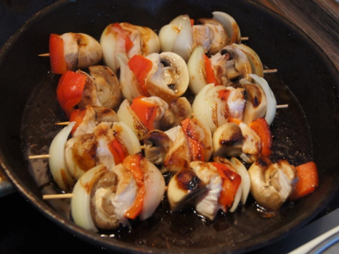 Putenfleisch-Gemüse-Spieße mit pikanter Sauce - Rezept - kochbar.de