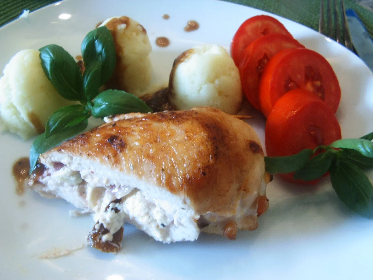 Hähnchenbrust mit einer Frischkäse Zucchini Tomaten Füllung - Rezept - Bild Nr. 3611