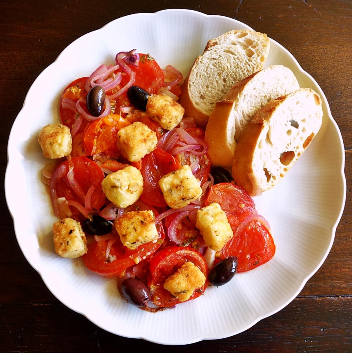 Mediterrane Ofen-Tomaten mit Oliven und gebackenem Rosmarin-Feta ...