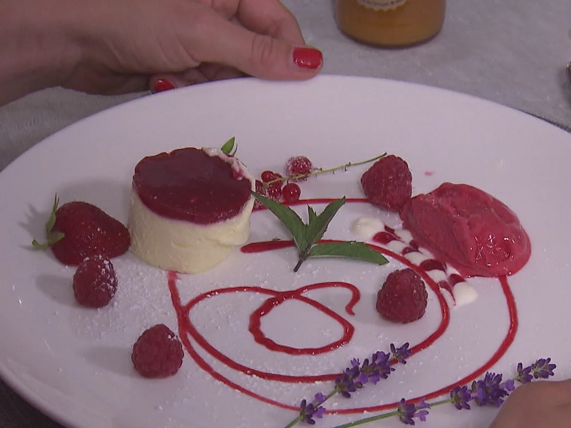 Variation aus bayrischer Topfencreme mit Himbeer-Rhabarberspiegel - Rezept - Bild Nr. 2