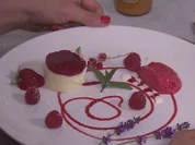 Variation aus bayrischer Topfencreme mit Himbeer-Rhabarberspiegel - Rezept - Bild Nr. 2