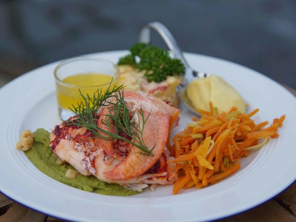 Atlantikhummer mit Juliennegemüse und Kaviarkartoffelsalat