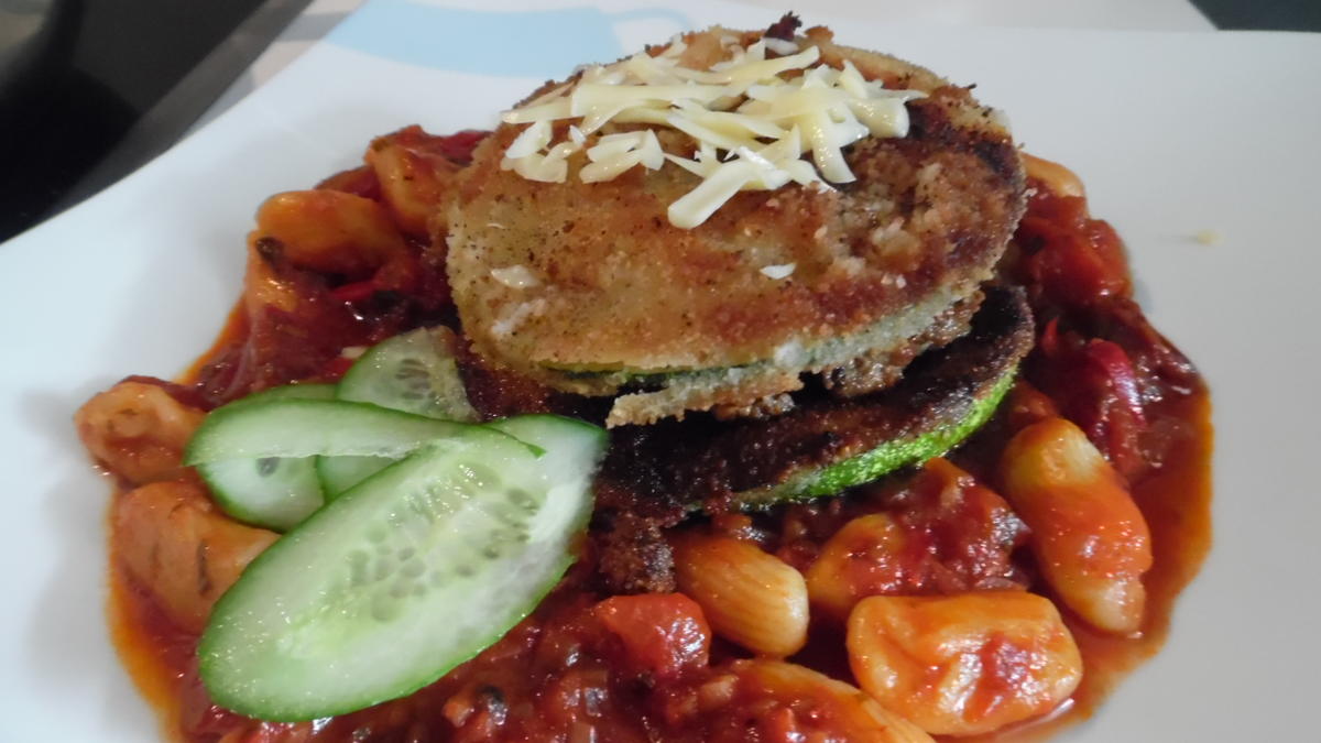 Zucchini-Burger auf scharfer Tomaten-Soße mit Gnocchetti - Rezept - Bild Nr. 3621
