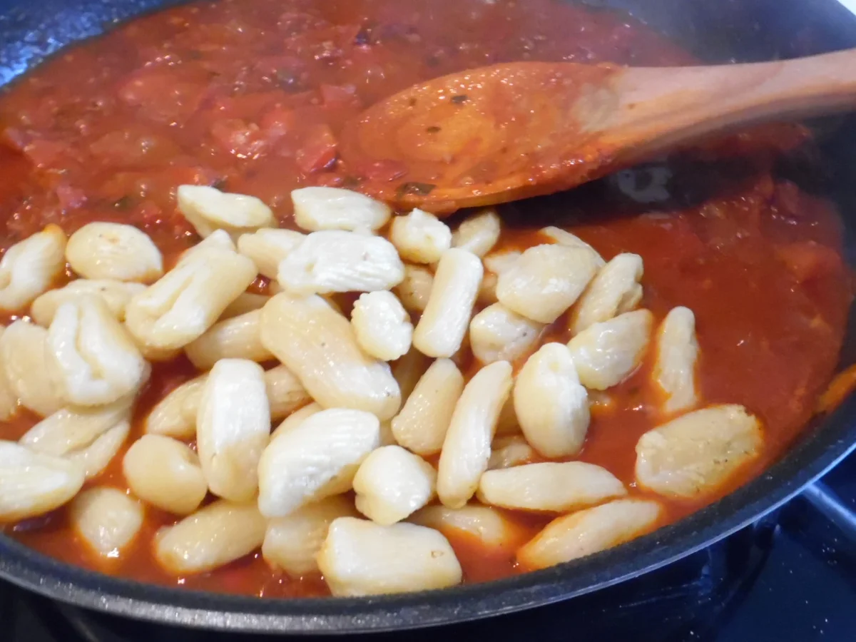 Rezept: Zucchini-Burger auf scharfer Tomaten-Soße mit Gnocchetti Bild Nr. 3622 Zucchini-Burger auf scharfer Tomaten-Soße mit Gnocchetti - Rezept - Bild Nr. 3622