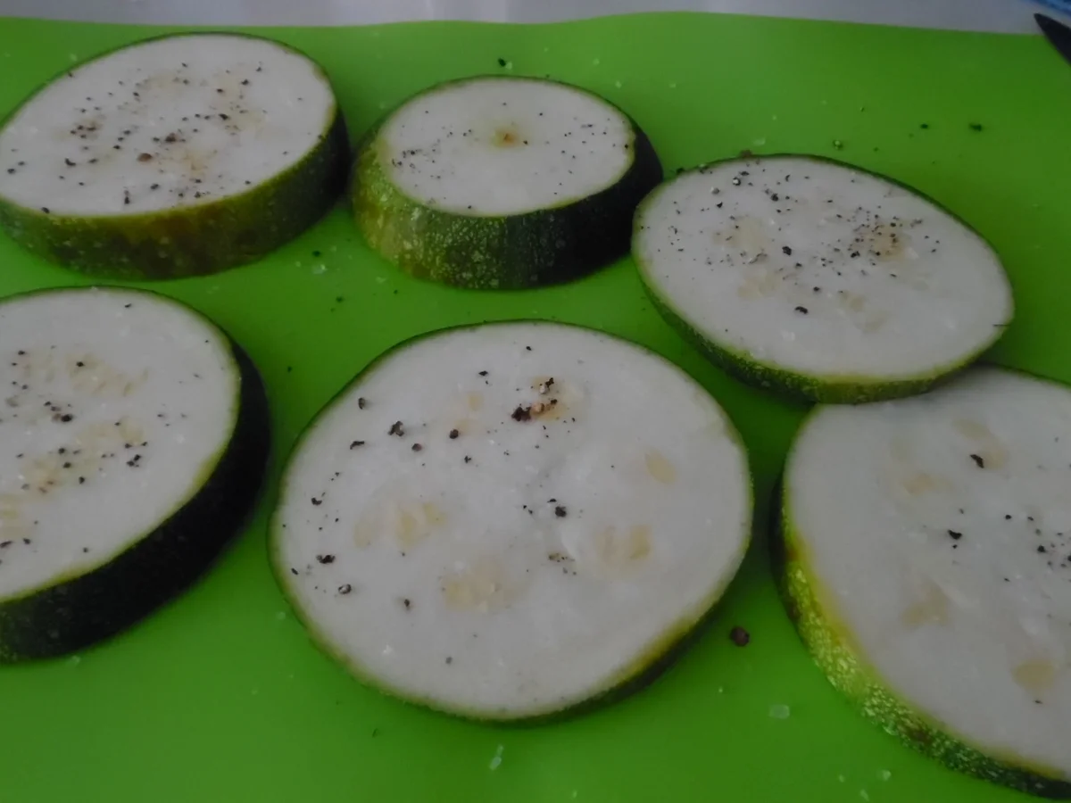 Rezept: Zucchini-Burger auf scharfer Tomaten-Soße mit Gnocchetti Bild Nr. 3623 Zucchini-Burger auf scharfer Tomaten-Soße mit Gnocchetti - Rezept - Bild Nr. 3623