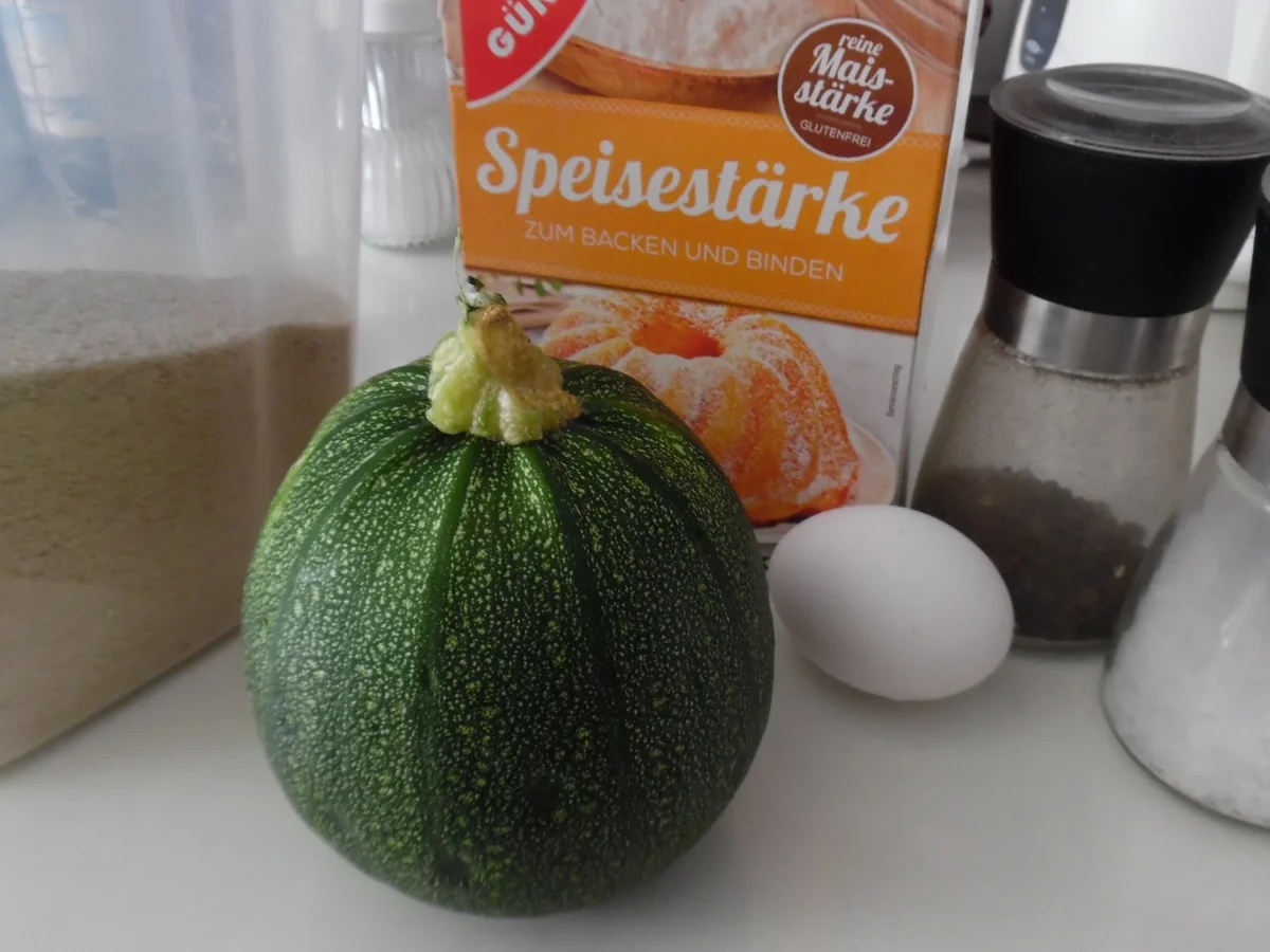 Rezept: Zucchini-Burger auf scharfer Tomaten-Soße mit Gnocchetti Bild Nr. 3624 Zucchini-Burger auf scharfer Tomaten-Soße mit Gnocchetti - Rezept - Bild Nr. 3624