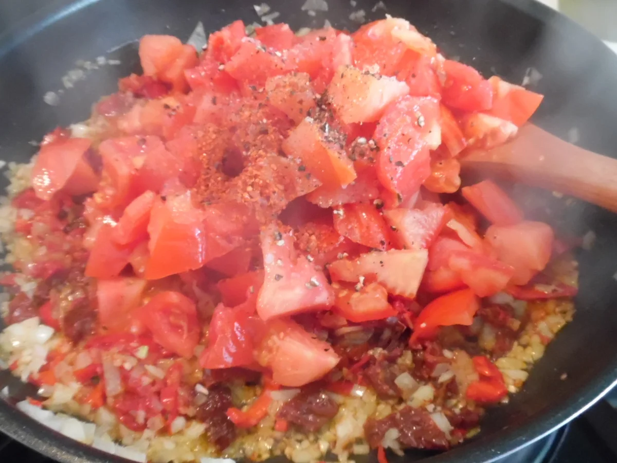 Rezept: Zucchini-Burger auf scharfer Tomaten-Soße mit Gnocchetti Bild Nr. 3627 Zucchini-Burger auf scharfer Tomaten-Soße mit Gnocchetti - Rezept - Bild Nr. 3627