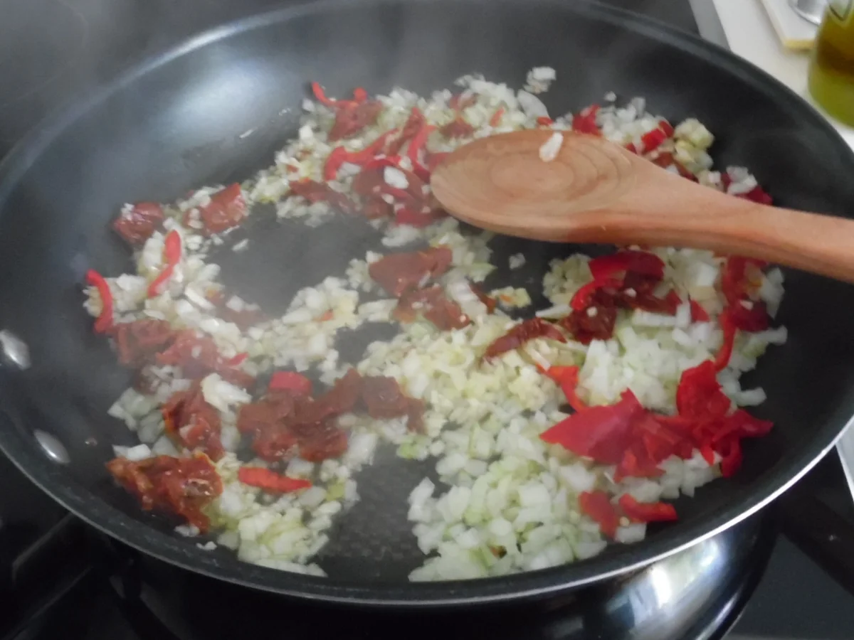 Rezept: Zucchini-Burger auf scharfer Tomaten-Soße mit Gnocchetti Bild Nr. 3628 Zucchini-Burger auf scharfer Tomaten-Soße mit Gnocchetti - Rezept - Bild Nr. 3628