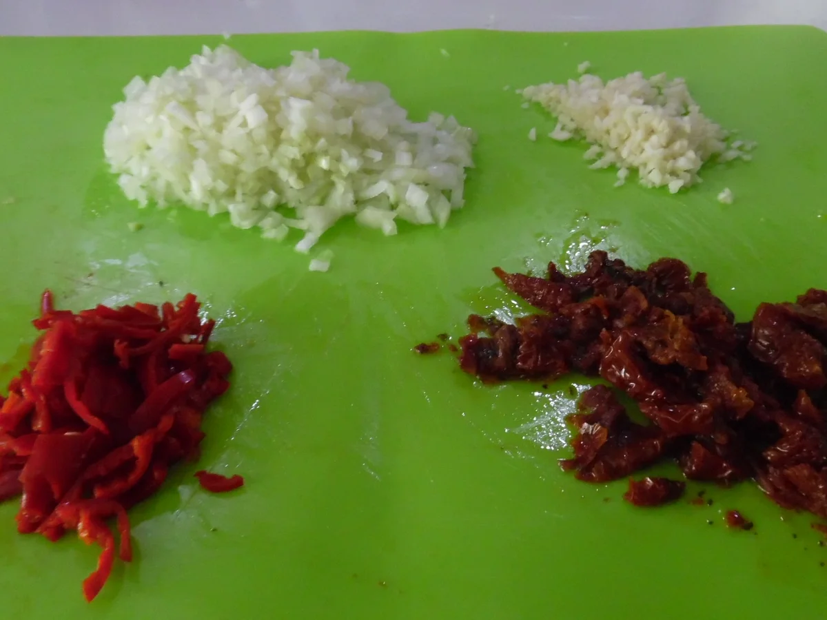 Rezept: Zucchini-Burger auf scharfer Tomaten-Soße mit Gnocchetti Bild Nr. 3629 Zucchini-Burger auf scharfer Tomaten-Soße mit Gnocchetti - Rezept - Bild Nr. 3629