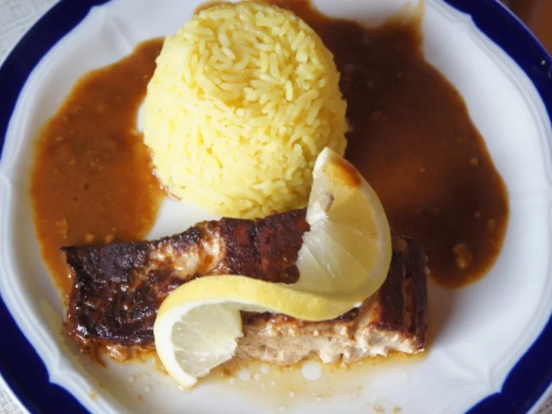 Lachsfilet mit Sauce, gelben Basmatireis und Gurkensalat - Rezept - Bild Nr. 3621
