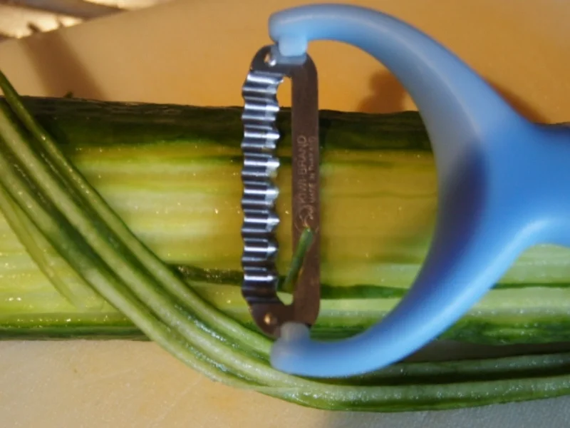 Lachsfilet mit Sauce, gelben Basmatireis und Gurkensalat - Rezept - Bild Nr. 3622