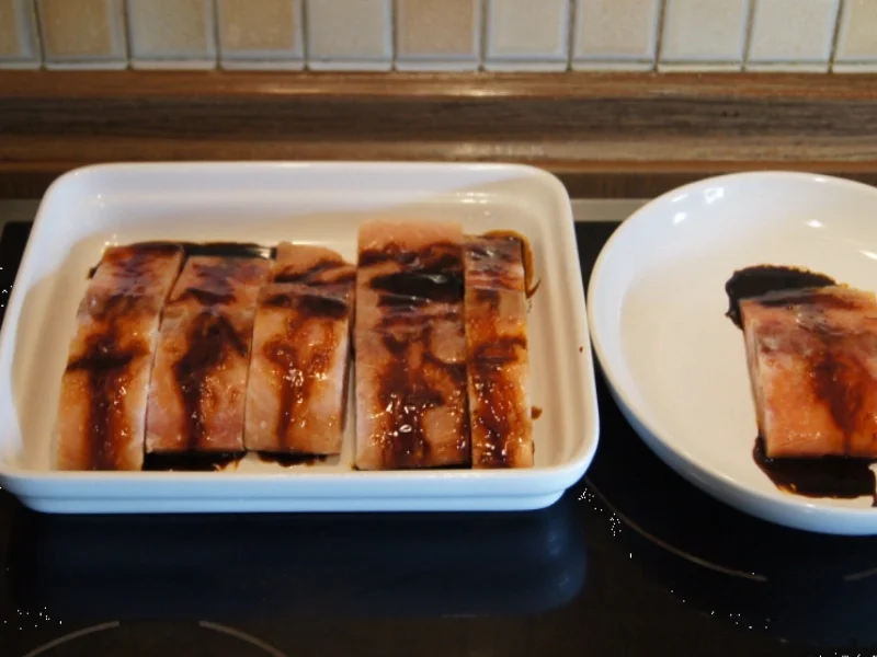 Lachsfilet mit Sauce, gelben Basmatireis und Gurkensalat - Rezept - Bild Nr. 3625