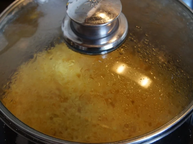 Lachsfilet mit Sauce, gelben Basmatireis und Gurkensalat - Rezept - Bild Nr. 3627