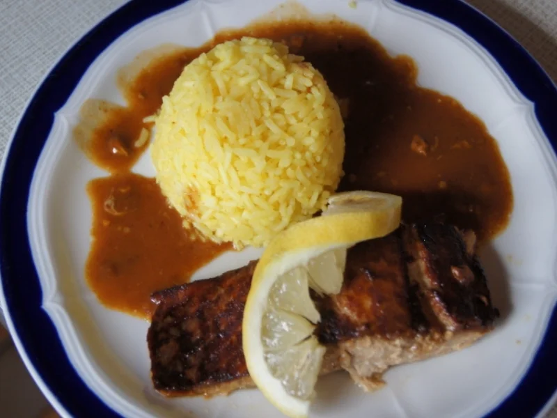 Lachsfilet mit Sauce, gelben Basmatireis und Gurkensalat - Rezept - Bild Nr. 3628