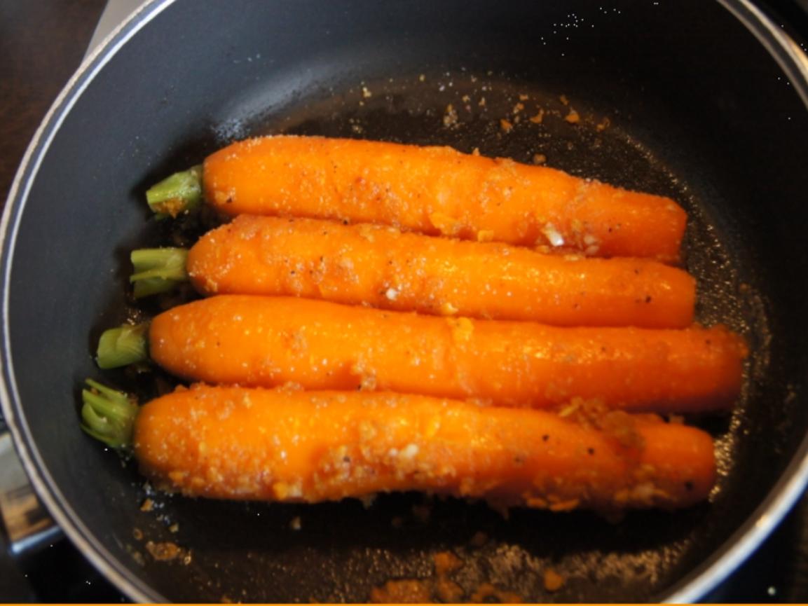 Knusper-Hähnchenkeulen mit Honig-Bundmöhren - Rezept - kochbar.de