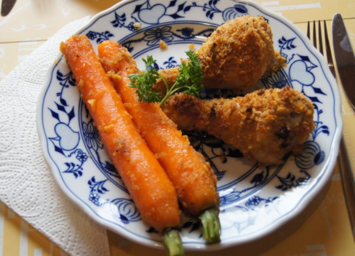 Knusper-Hähnchenkeulen mit Honig-Bundmöhren - Rezept - kochbar.de