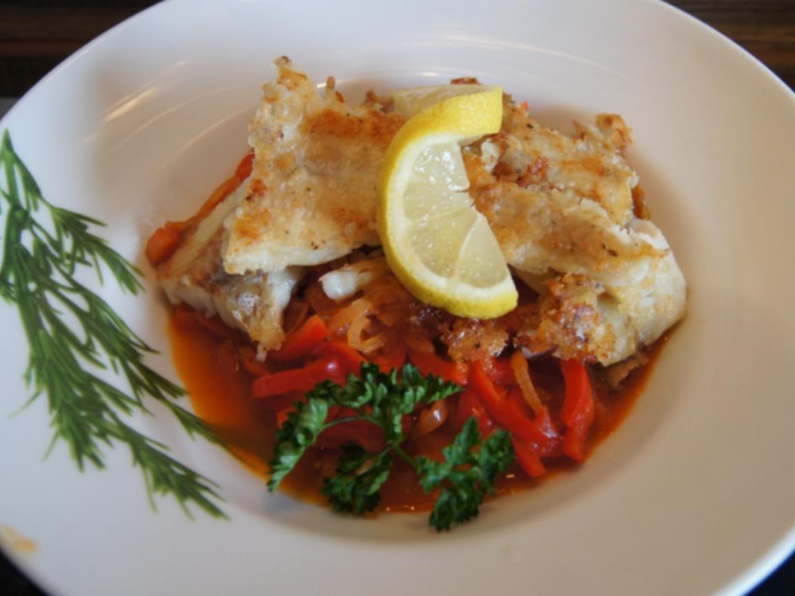 Seelachsfilet auf Tomaten-Paprika-Gemüse - Rezept - kochbar.de