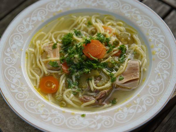Klassische Hühnersuppe mit regionalem Gemüse und feinen Nudeln - Rezept ...