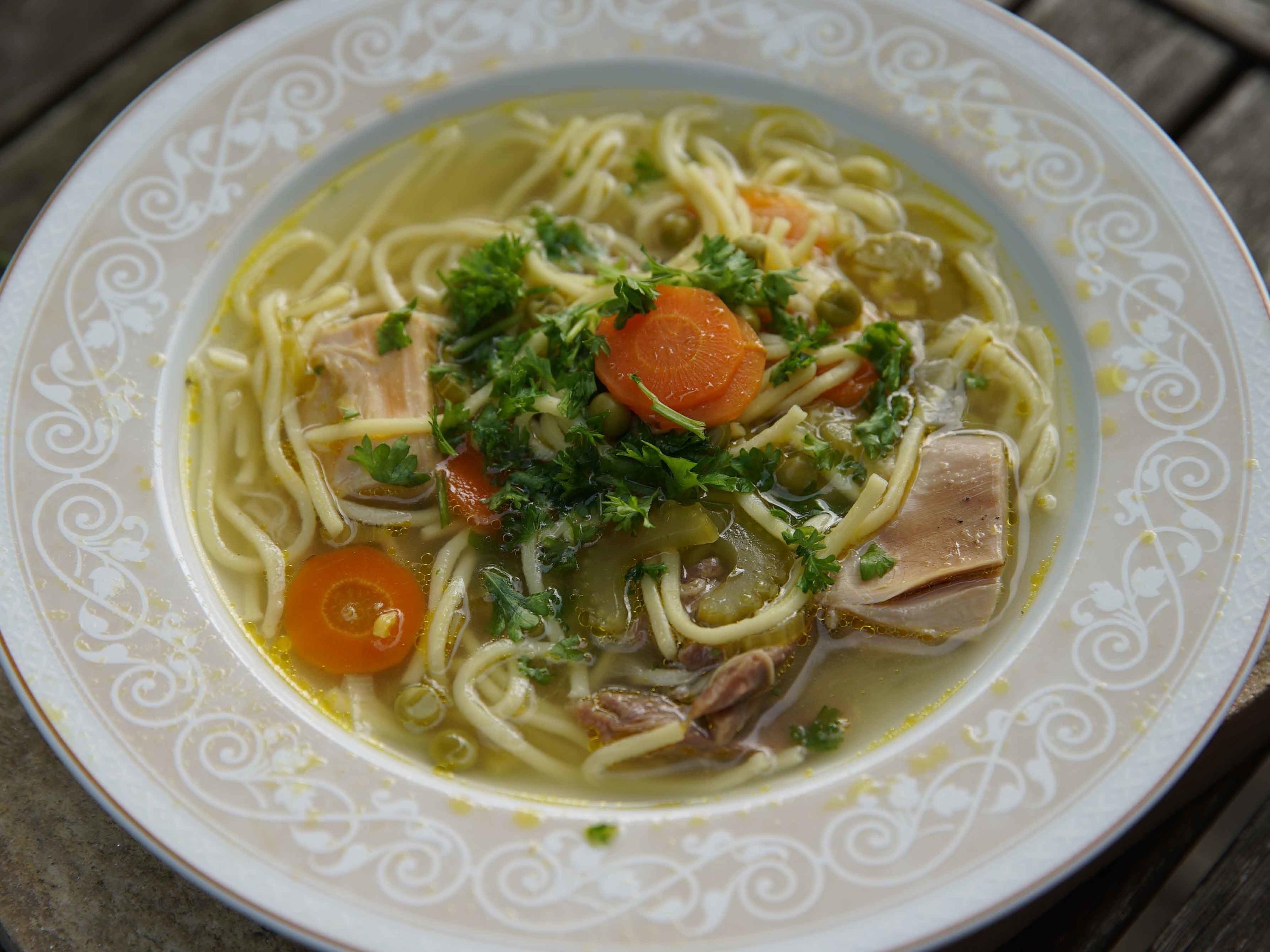 Bilder für Klassische Hühnersuppe mit regionalem Gemüse und feinen Nudeln - Rezept