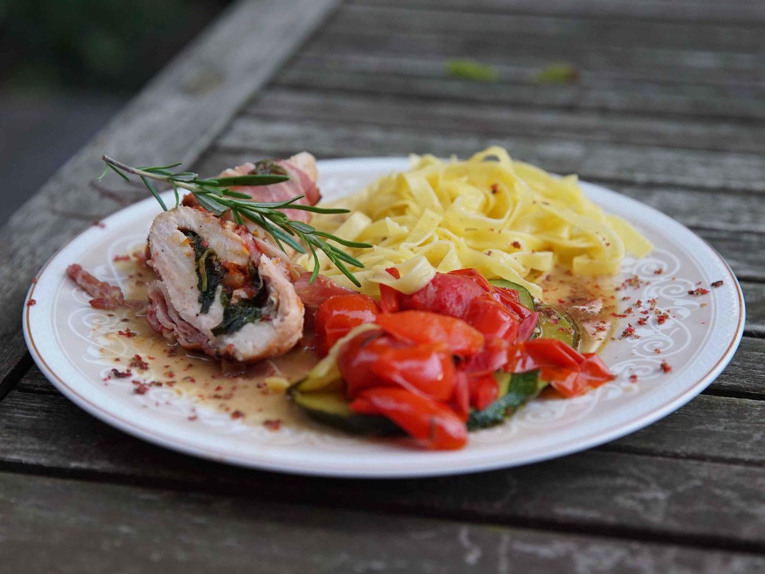 Putenroulade gefüllt mit Basilikumbett, getrockneten Tomaten und Käse ...