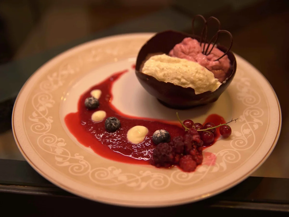 Schokoladenkugel gefüllt mit Mousse nach Pückler Art - Rezept - Bild Nr. 2