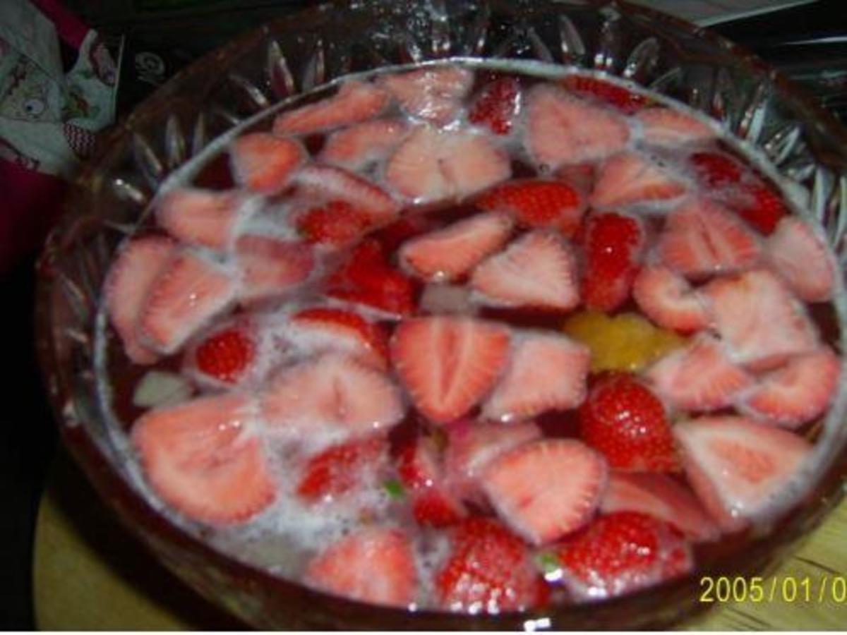 Köstliche Sommerbowle mit frischen Erdbeeren - Rezept - kochbar.de