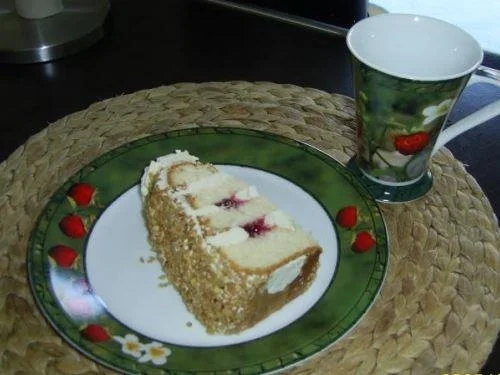 Rezept: Frankfurter Kranz mit Erdbeer-Rhabarber Bild Nr. 2 Frankfurter Kranz mit Erdbeer-Rhabarber - Rezept - Bild Nr. 2