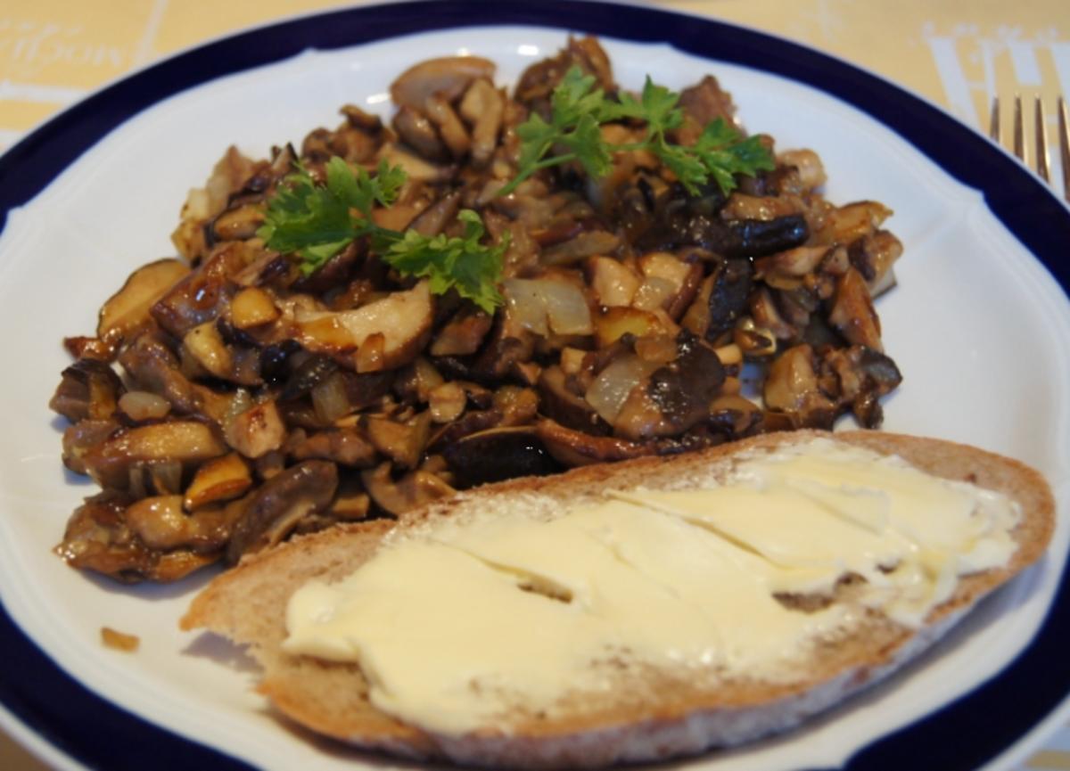 Bilder für Waldpilzpfanne mit Bauerbutterbrot - Rezept