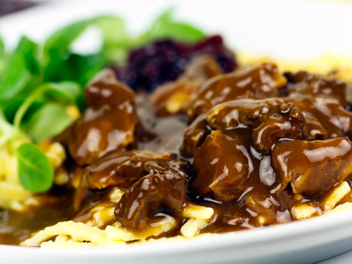 Gulasch mit Spätzle und Rotkohl - Rezept - Bild Nr. 2