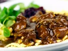 Gulasch mit Spätzle und Rotkohl - Rezept - Bild Nr. 2