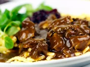 Gulasch mit Spätzle und Rotkohl - Rezept - Bild Nr. 2