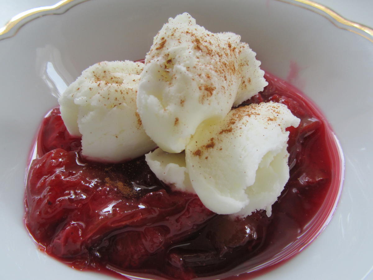 Dessert: Balsamico-Zwetschgen mit Eis - Rezept - kochbar.de