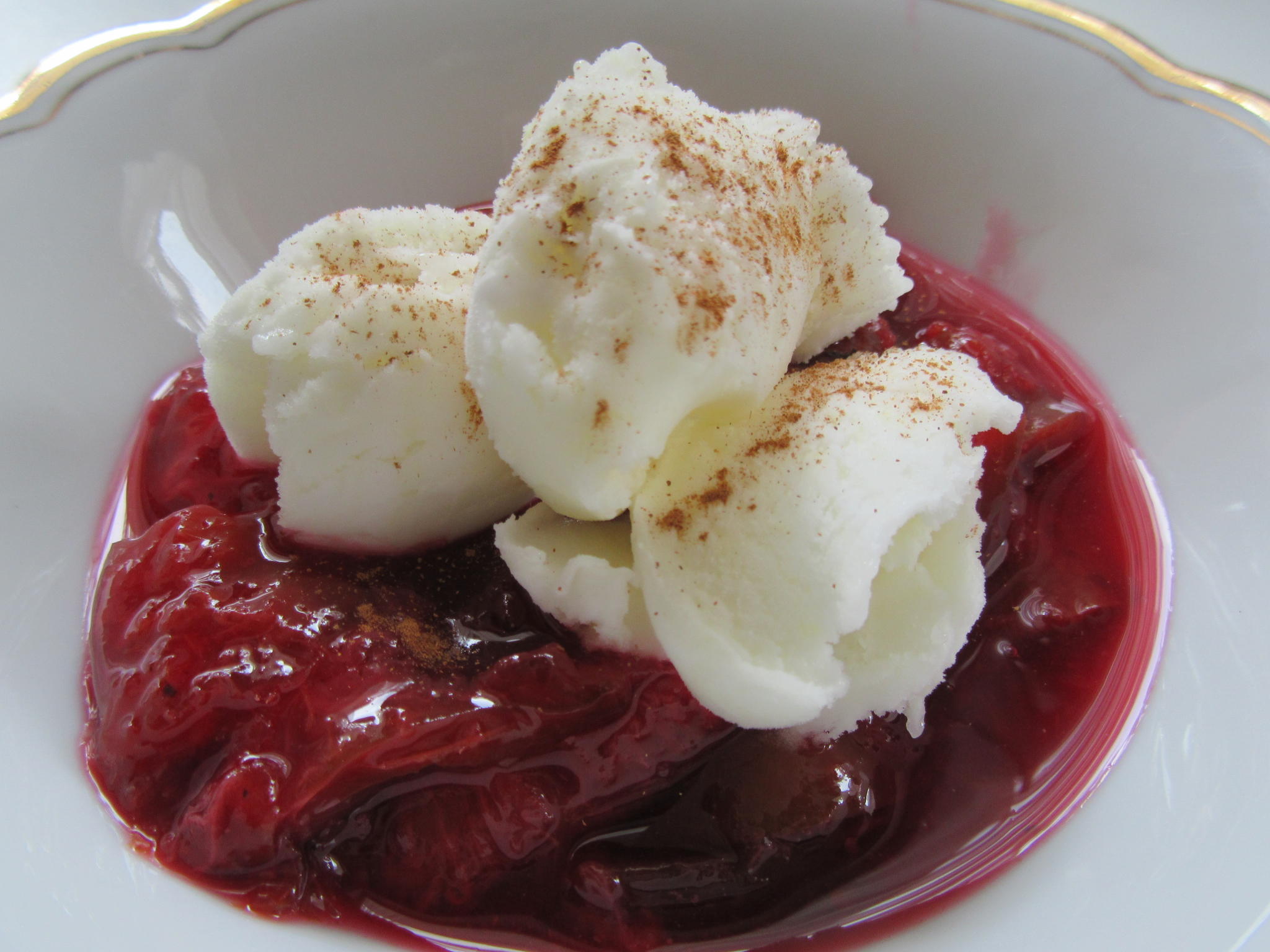 Bilder für Dessert: Balsamico-Zwetschgen mit Eis - Rezept