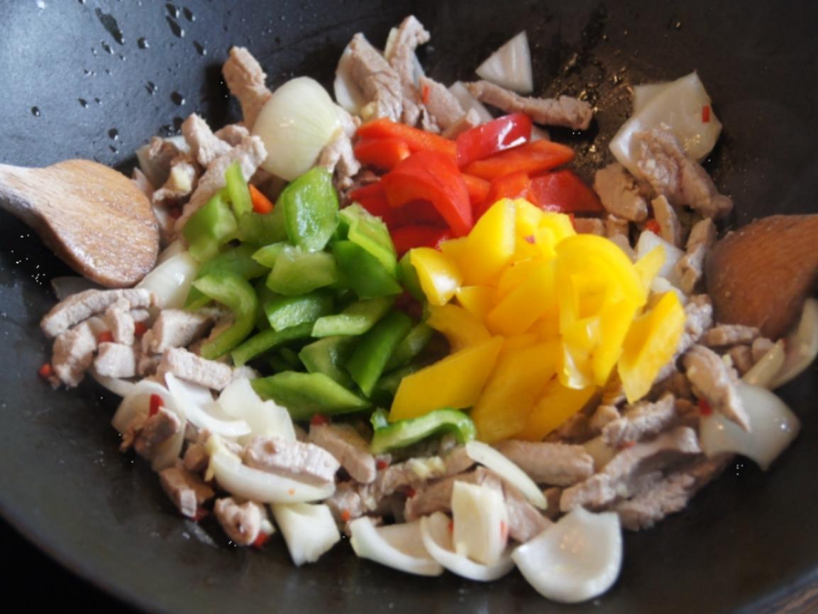 Sahne Schweinefilet Gemüse Geschnetzeltes aus dem Wok mit ...