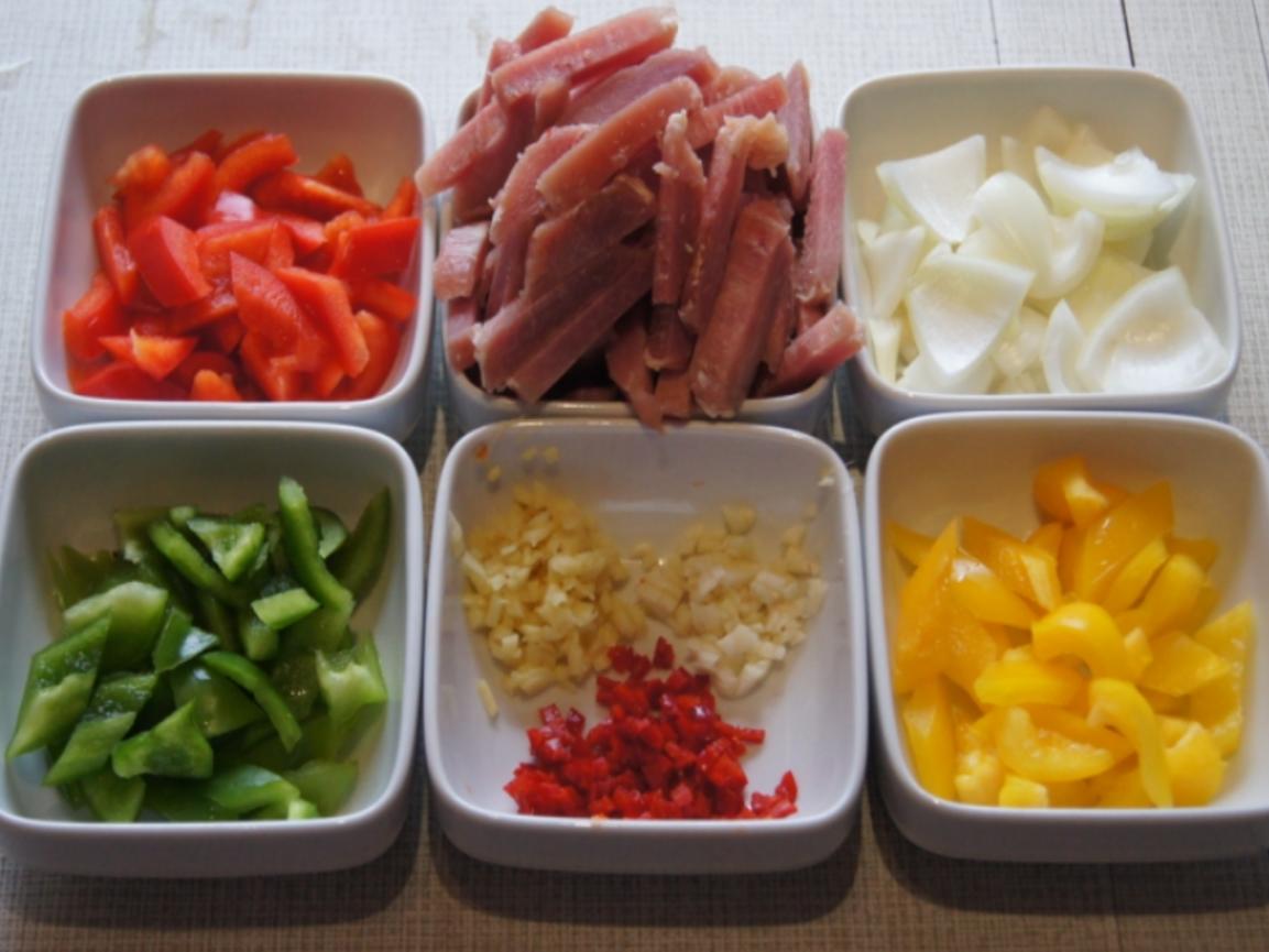 Sahne Schweinefilet Gemüse Geschnetzeltes aus dem Wok mit ...