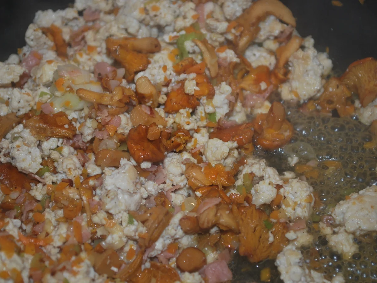 Rezept: Weiße Hähnchen-Pfifferling-Bolo mit Parpadelle Bild Nr. 3671 Weiße Hähnchen-Pfifferling-Bolo mit Parpadelle - Rezept - Bild Nr. 3671