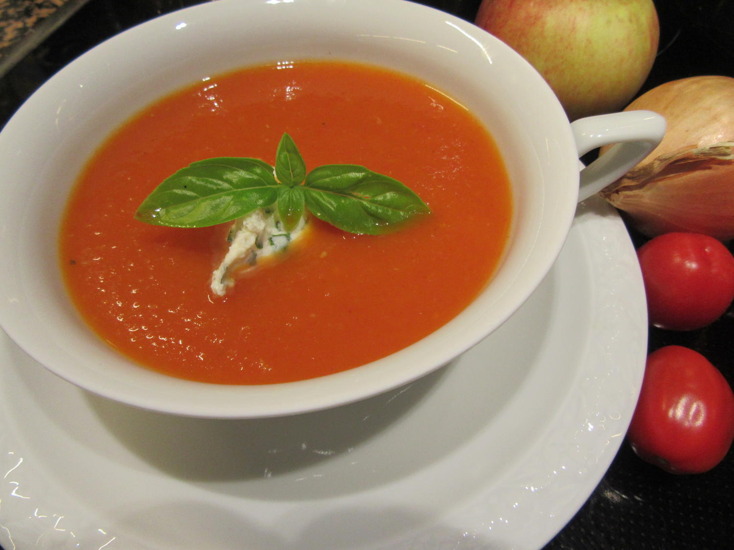 Suppen: Fruchtige Tomatensuppe - Rezept - kochbar.de