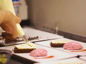 Schokobiskuit mit Baiser, Himbeermousse und Granité - Rezept - Bild Nr. 2