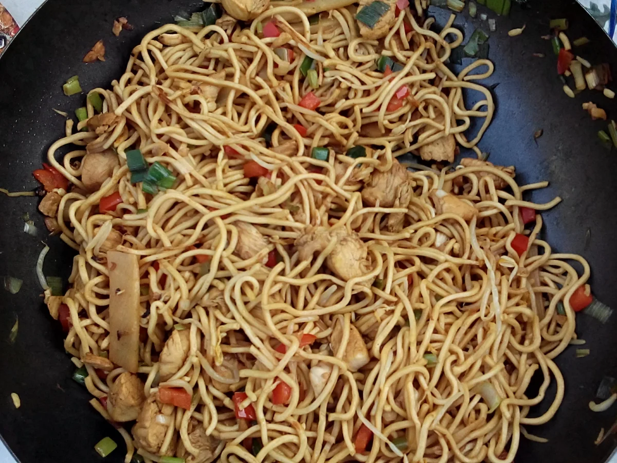 Gebratene Nudeln mit Hühnerfleisch (Chinesisch) - Rezept - Bild Nr. 3699