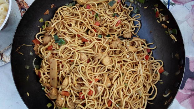 Gebratene Nudeln mit Hühnerfleisch (Chinesisch) Gebratene Nudeln mit Hühnerfleisch (Chinesisch)