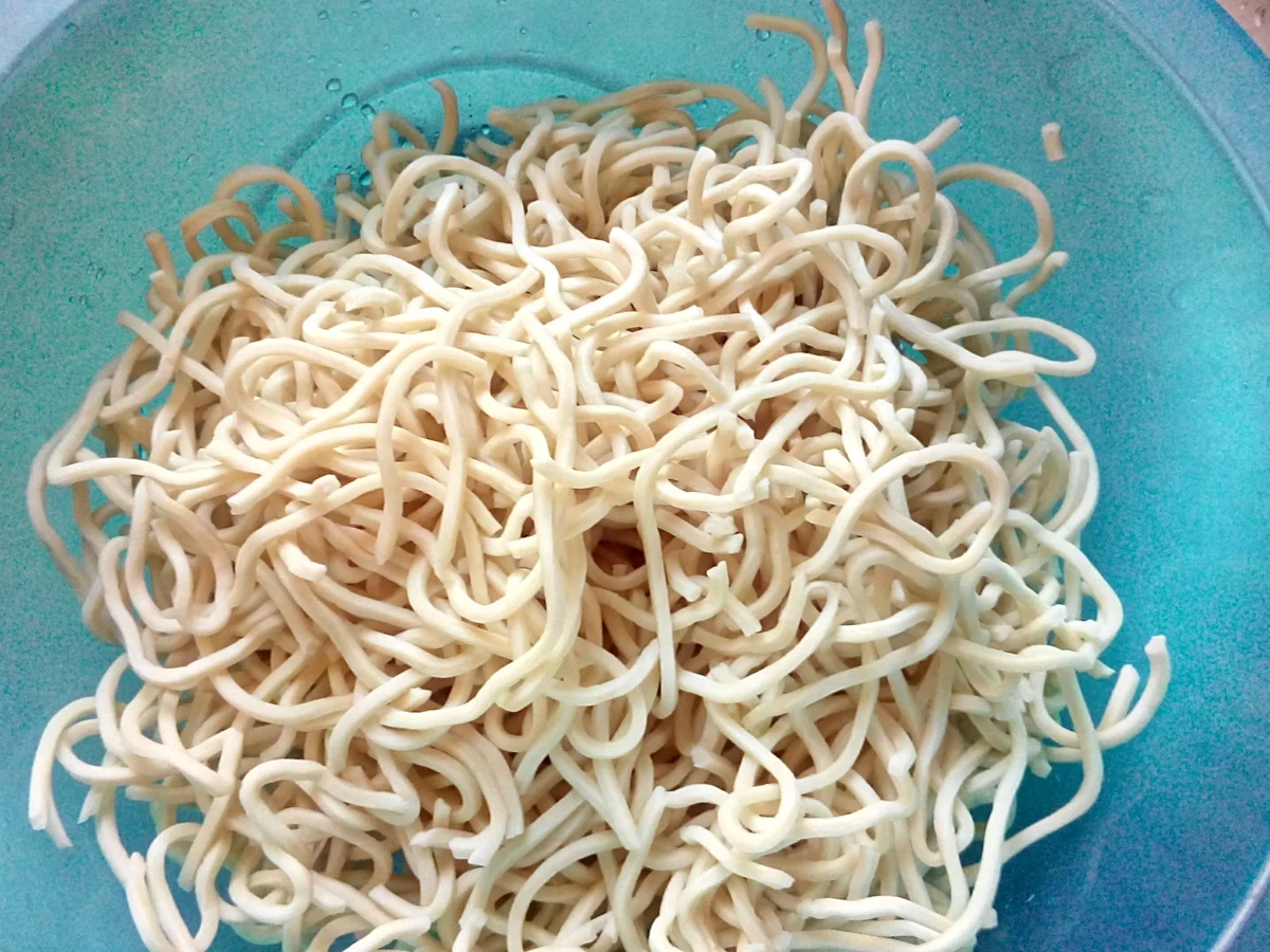 Gebratene Nudeln mit Hühnerfleisch (Chinesisch) - Rezept - Bild Nr. 3700