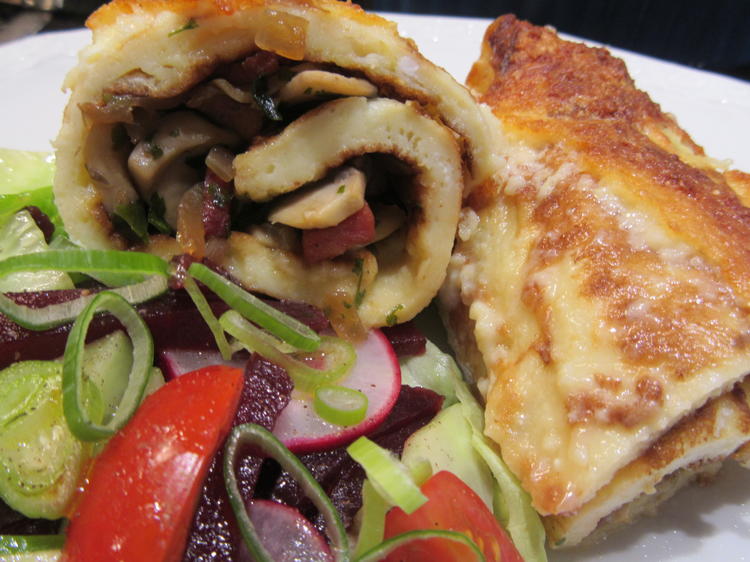 Pilze: Champignon-Ragout im Buttermilchpfannkuchen - Rezept - kochbar.de