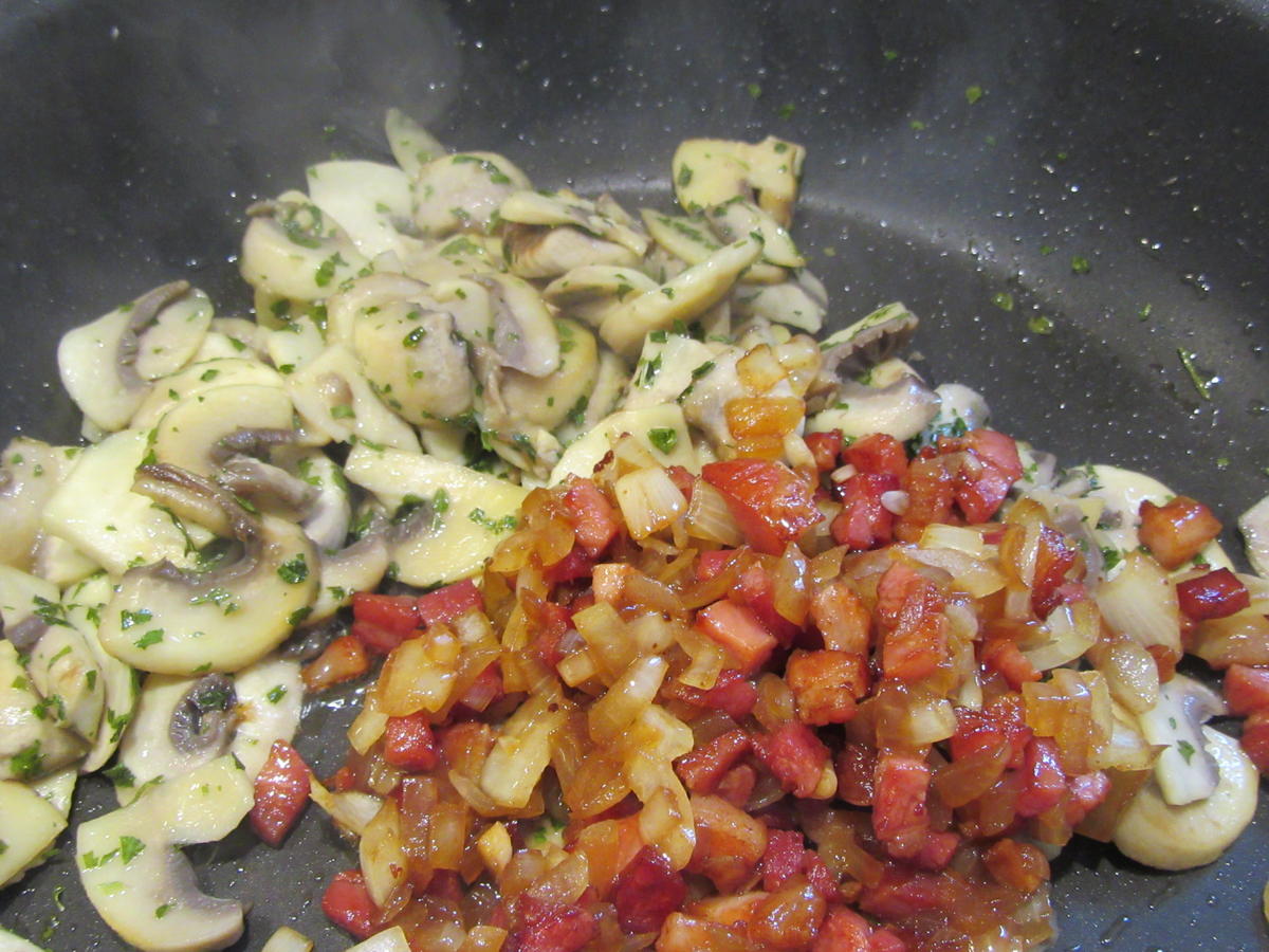 Pilze: Champignon-Ragout im Buttermilchpfannkuchen - Rezept - kochbar.de