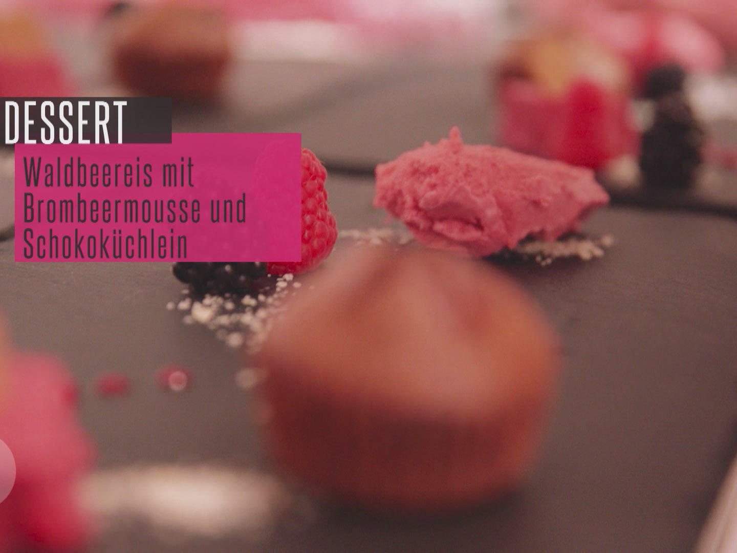 Bilder für Küchlein von der Valrhona-Schokolade an Waldbeereis und Brombeermousse - Rezept