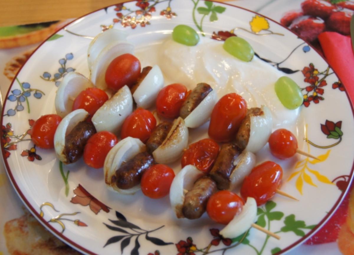 Würstchen-Gemüse-Spieße mit Jogurt-Meerrettich-Honig-Sauce - Rezept - Bild Nr. 2