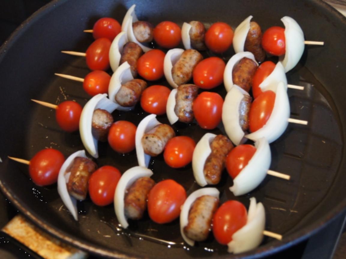 Würstchen Gemüse Spieße mit Jogurt Meerrettich Honig Sauce - einfach ... Würstchen Gemüse Spieße mit Jogurt Meerrettich Honig Sauce - einfach ...