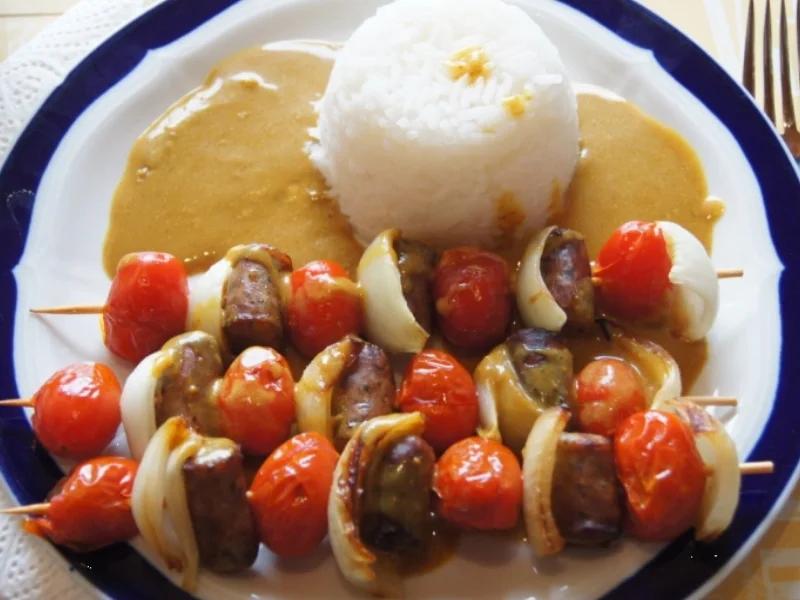 Würstchen-Gemüse-Spieße mit Curry-Rahm-Sauce, Reis und gemischten Salat - Rezept - Bild Nr. 2